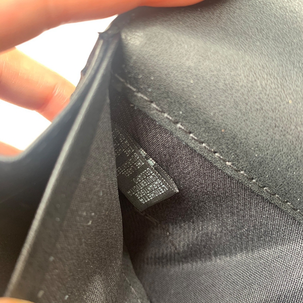 超激安ブランド財布偽物着用イメージ